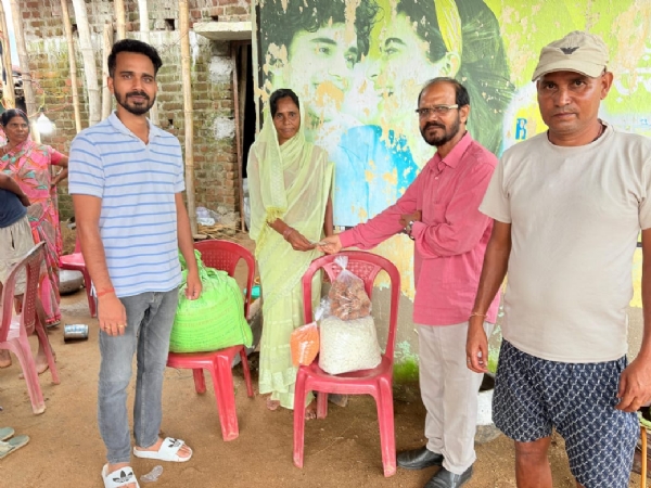 वज्रपात से मारे गये नदू गोप के परिवार को समाजसेवी ने दी आर्थिक मदद