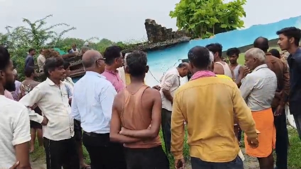 बारिश में दोमंजिला मकान ढहा, एक व्यक्ति की दबकर मौत