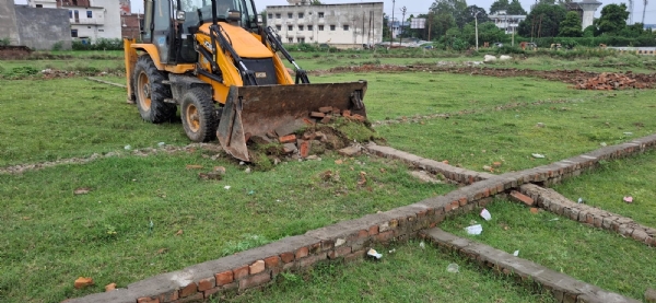 अवैध कॉलोनी पर कार्रवाई करते हुए बीडीए का बुलडोजर।