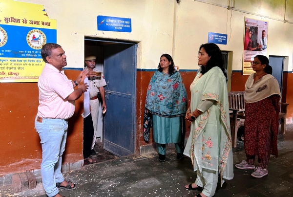 संभागीय आयुक्त का औचक निरीक्षण, स्वास्थय केन्द्र में मिली अव्यवस्था