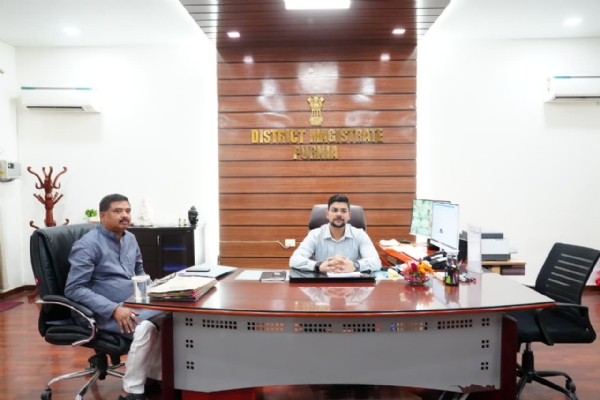 डीएम से मिलते पूर्व सांसद संतोष कुशवाहा