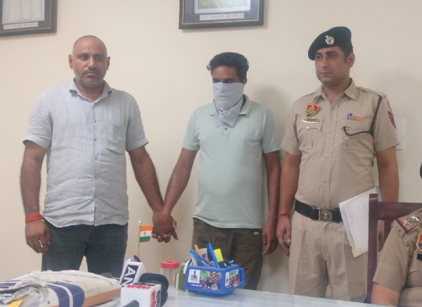 पुलिस गिरफ्त में आरोपित।