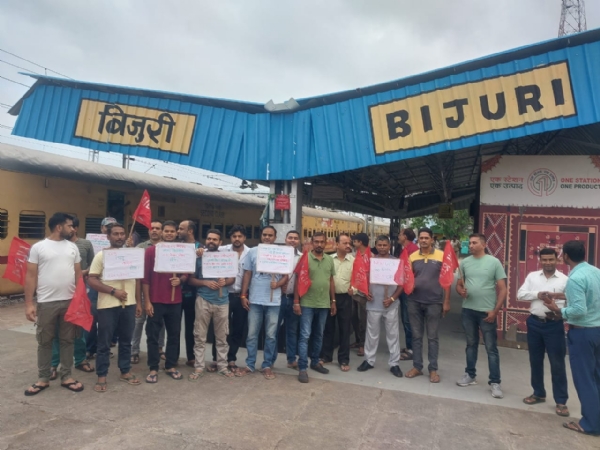बिजुरी रेलवे स्टेशन में प्रर्दशन करते रेल कर्मचारी 02