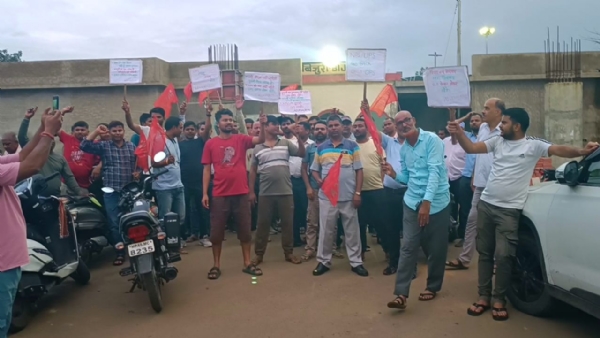 बिजुरी रेलवे स्टेशन में प्रर्दशन करते रेल कर्मचारी 01