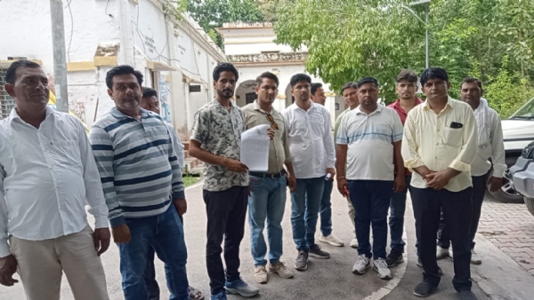 डीएम से शिकायत करने पहुंचे ग्रामीण