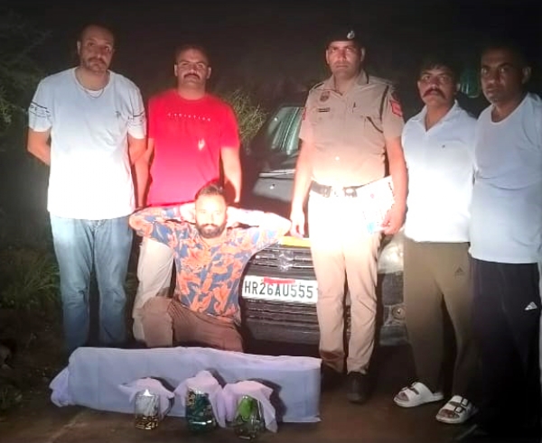 अवैध हथियार के साथ पकड़ा गया आरोपी।