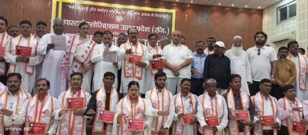 कानपुर, 2 अगस्त (हि.स.)। उत्तर प्रदेश के कानपुर जनपद में शनिवार को पास्टर्स एसोसिएशन उत्तर प्रदेश के द्वारा चुनाव उपरांत नई कार्यकारिणी के सदस्यों के लिए विशेष स्वागत व शपथ ग्रहण समारोह का आयोजन शास्त्री भवन खलासी लाइन में किया गया।
