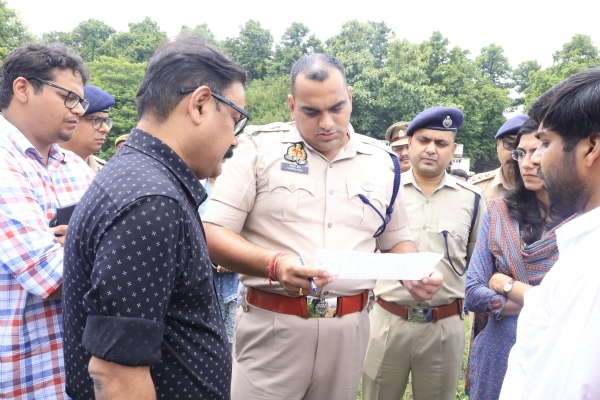 मुख्यमंत्री योगी आदित्यनाथ के प्रस्तावित दौरे को लेकर बरेली कॉलेज मैदान का निरीक्षण करते डीएम अविनाश सिंह, एसएसपी अनुराग आर्य और अन्य अधिकारी।