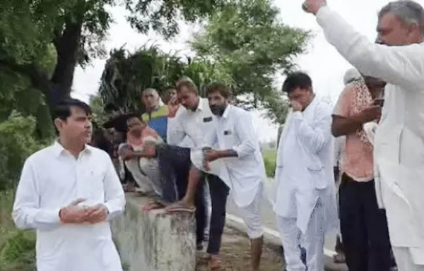 सोनीपत:  खेत में किसानेां की जलभराव की समस्या को सुनते हुए विधायक इदंुराज भालू