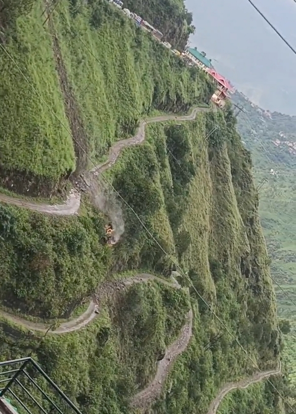 सड़क से गिरी जेसीबी