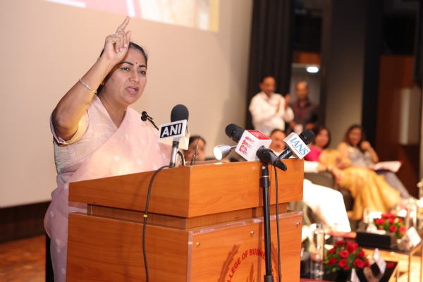 दिल्ली विश्वविद्यालय के शहीद सुखदेव कॉलेज ऑफ बिजनेस स्टडीज के 39वें स्थापना दिवस समारोह को संबोधित करती मुख्यमंत्री रेखा गुप्ता