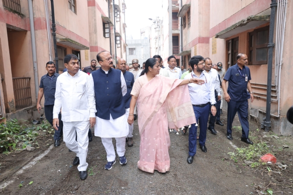 सुल्तानपुरी स्थित फ्लैट साइट ए-3 का शनिवार को निरीक्षण करती मुख्यमंत्री रेखा गुप्ता, साथ में  गृह विभाग के मंत्री आशीष सूद और भाजपा सांसद योगेंद्र चांदोलिया
