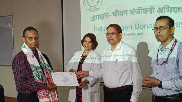 अंगदान करनेवाले लोगों के परिजनों को सम्‍मानित करते निदेशक