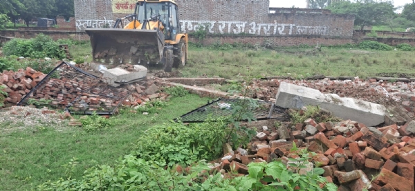 जमीन की निशानदेही मिटाते बीडीए की प्रवर्तन टीम के कर्मचारी।