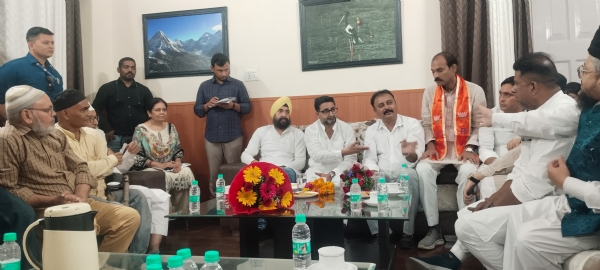 बैठक करते राज्यमंत्री दानिश अंसारी