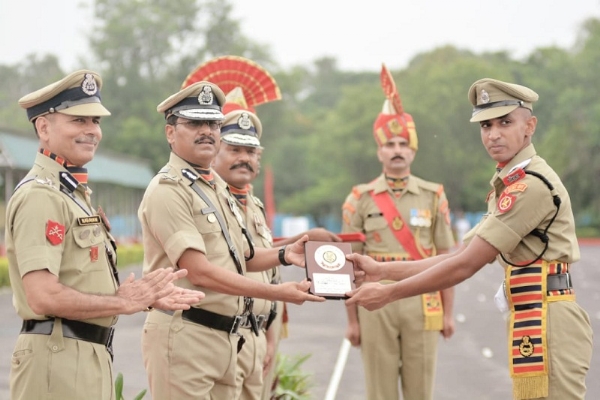 बीएसएफ अकादमी टेकनपुर में तकनीकी अधिकारी बुनियादी कोर्स की शपथ परेड