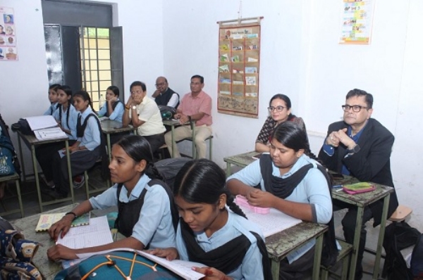 शिक्षा सचिव ने जयपुर में बच्चों के बीच बैठकर पढ़ाई और मिड डे मील की गुणवत्ता को जांचा