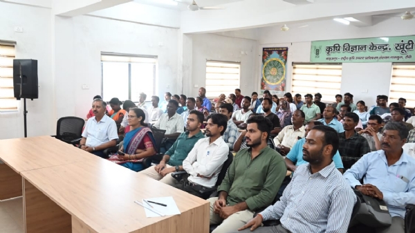 कृषि विज्ञान केंद्र में किसानों ने देखा प्रधानमंत्री के कार्यक्रम का लाइव प्रसारण