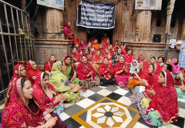 वृंदावन स्थित ठाकुर बांके बिहारी मंदिर कॉरीडोर व न्यास ट्रस्ट का विरोध करती महिलाएं।