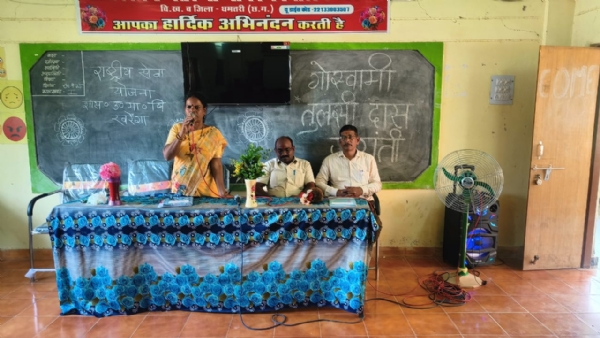 कार्यक्रम को संबोधित करते हुए अतिथि।