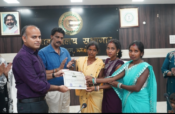उपायुक्त कर्ण सत्यार्थी चार पारंपरिक शिल्प समूहों को मिला निबंधन प्रमाण पत्र
