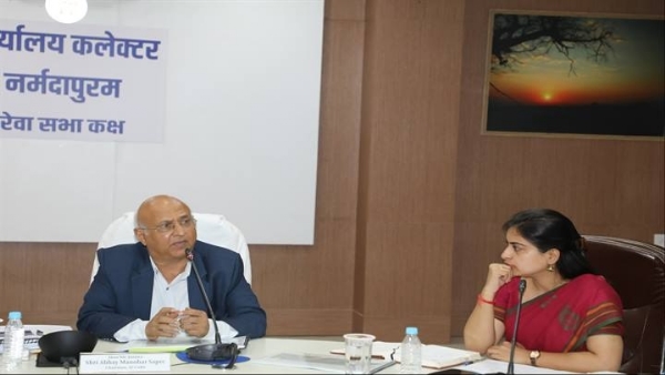 नर्मदापुरम कलेक्टर कार्यालय में सड़क सुरक्षा से जुड़े मामलों की समीक्षा