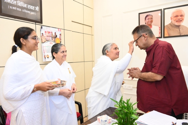 कृषि मंत्री गणेश जोशी के कैंप कार्यालय में ब्रह्मकुमारी बहनें रक्षा सूत्र बांधती।