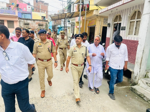 गंगा महारानी शोभायात्रा रूट का निरीक्षण करते एसपी सिटी मानुष पारीक, साथ में मौजूद अन्य अधिकारी। सुरक्षा व्यवस्था को लेकर दिए निर्देश।