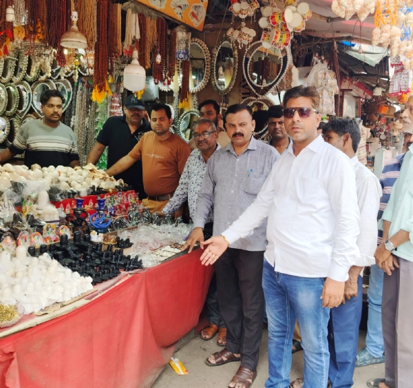 अतिक्रमण हटवाते व्यापारी