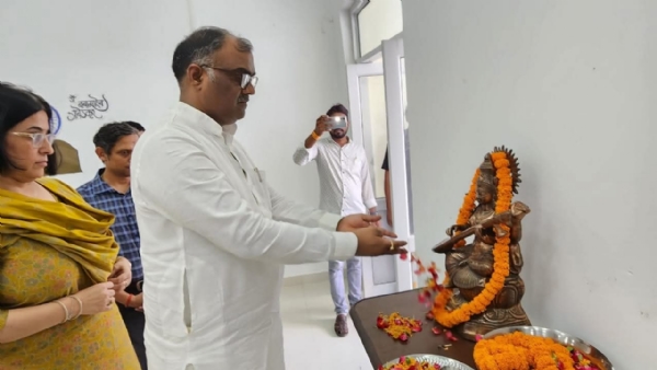 कार्यकम से पहले राज्य मंत्री गिरीश चंद्र यादव मां सरस्वती के समक्ष माल्यार्पण करते हुए