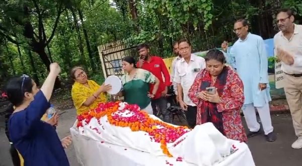 शवयात्रा में ढपली बजाकर पिता को दी अंतिम विदाई