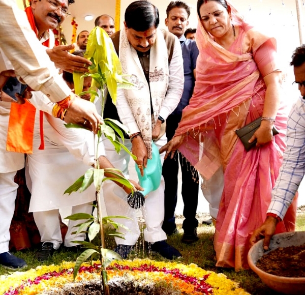 मुख्यमंत्री डॉ. यादव ने विश्वविद्यालय परिसर में पौध-रोपण भी किया