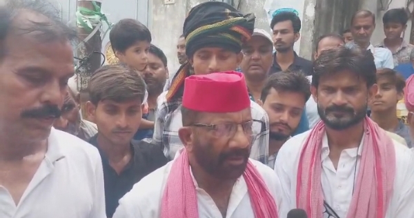 जाहिद बेग का स्वागत करते सपा के लोग