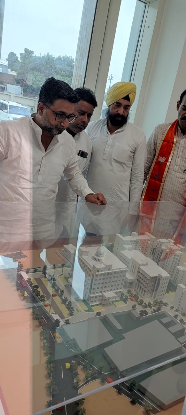 बरेली के हजियापुर स्थित राजकीय यूनानी मेडिकल कॉलेज का निरीक्षण करते उत्तर प्रदेश सरकार के राज्य मंत्री दानिश आज़ाद अंसारी। साथ में मौजूद हज कमेटी सदस्य व विभागीय अधिकारी।
