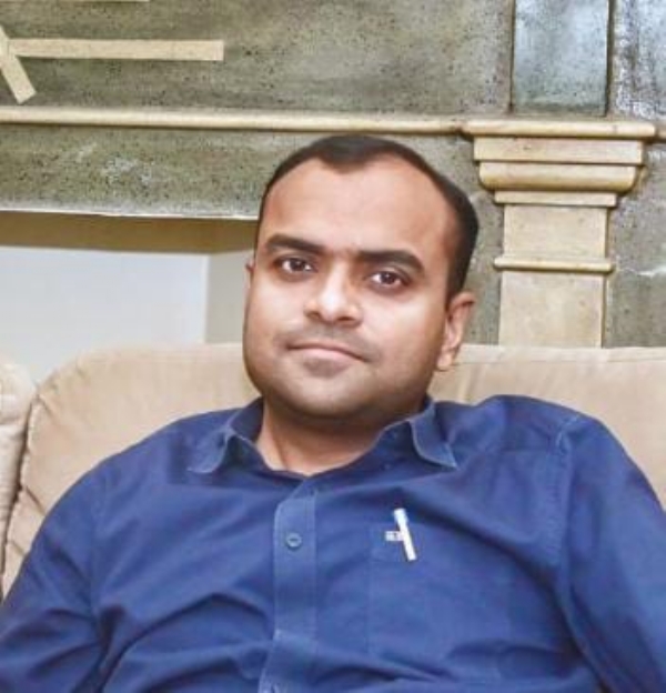 जिलाधिकारी मयूर दीक्षित