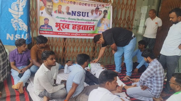 अनशनकारी छात्रों की स्वास्थ जांच करते डाक्टर