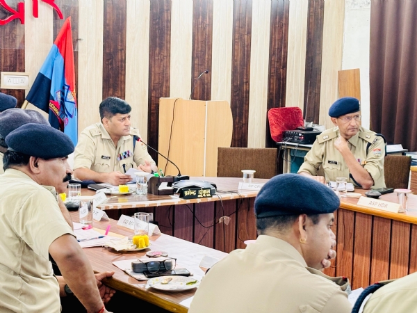 बैठक लेते एसएसपी