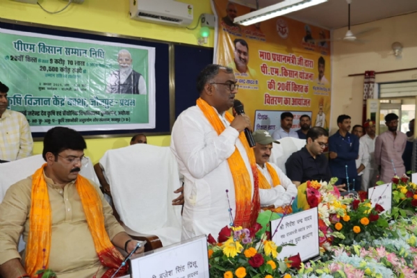 किसानों को संबोधित करते हुए राज्य मंत्री गिरीश चंद्र यादव
