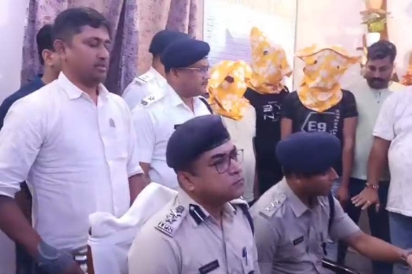 प्रेस कांफ्रेंस के दौरान मीडिया को संबोधित करते डीसीपी अर्नब विश्वास