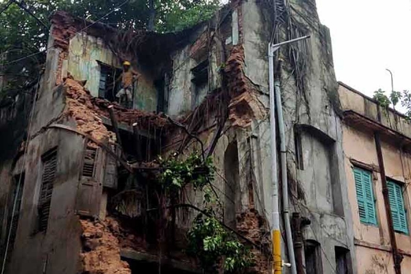 मानिकतला दो मंजिला बिल्डिंग गिरने से पांच लोग घायल