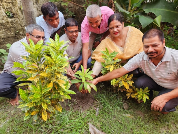 अररिया फोटो:शिवलिंग पौधा का रोपण करते संस्था के सदस्य