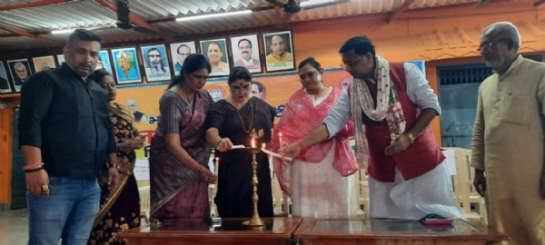 उद्घाटन करते अतिथि