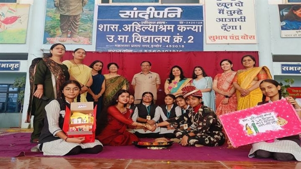इंदौरः छात्राओं ने वीरों को रक्षा सूत्र भेजकर सैल्यूट किया