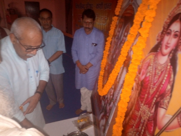 विहिप की योजना बैठक का श्री राम दरबार एवं भारत माता के चित्र पर दीप प्रज्वलित करते केन्द्रीय सह मंत्री अरूण एवं अन्य पदाधिकारियों का छाया चित्र