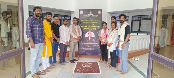 छात्रों को सम्‍मानित करते एसोसिएशन के सदस्‍य