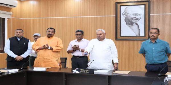 बिहार के मुख्यमंत्री ने बाढ़ प्रभावित परिवारों को आनुग्रहिक राहत राशि के भुगतान का किया शुभारम्भ