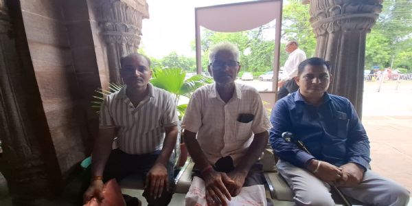 पंचों से परेशान तीन व्यक्तियों ने कलेक्टर से मांगी इच्छा मृत्यु