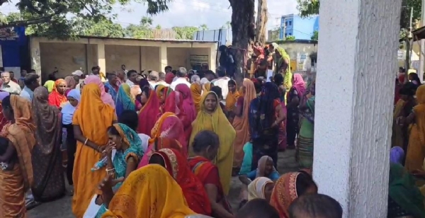 हंगामा करते ग्रामीण