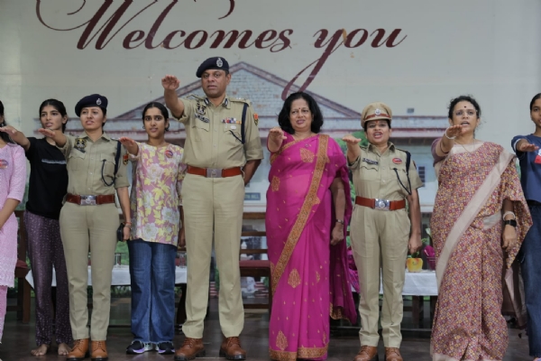 जयपुर पुलिस कमिश्नर ने बालिकाओं के बीच जाकर दिलाई सुरक्षा शपथ