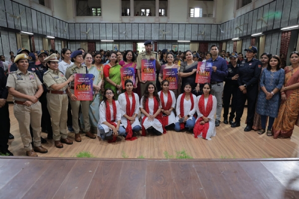 जयपुर पुलिस कमिश्नर ने बालिकाओं के बीच जाकर दिलाई सुरक्षा शपथ